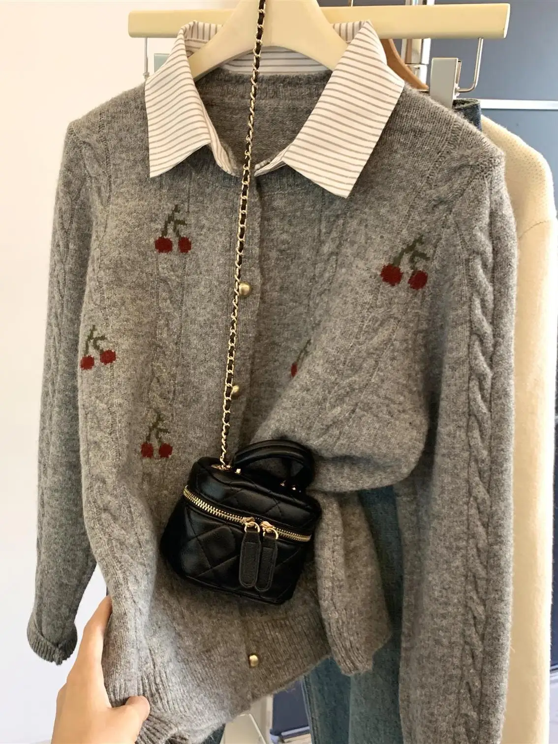 Casaco de Tricô Solto Feminino - Embroidery Rose avaliação e preço